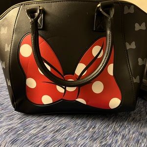 3 lounge fly purses.